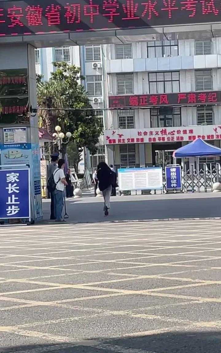 太可惜了，只差了6分钟，英语考试8点20进考场，考生8点26分才到，估计是记错时