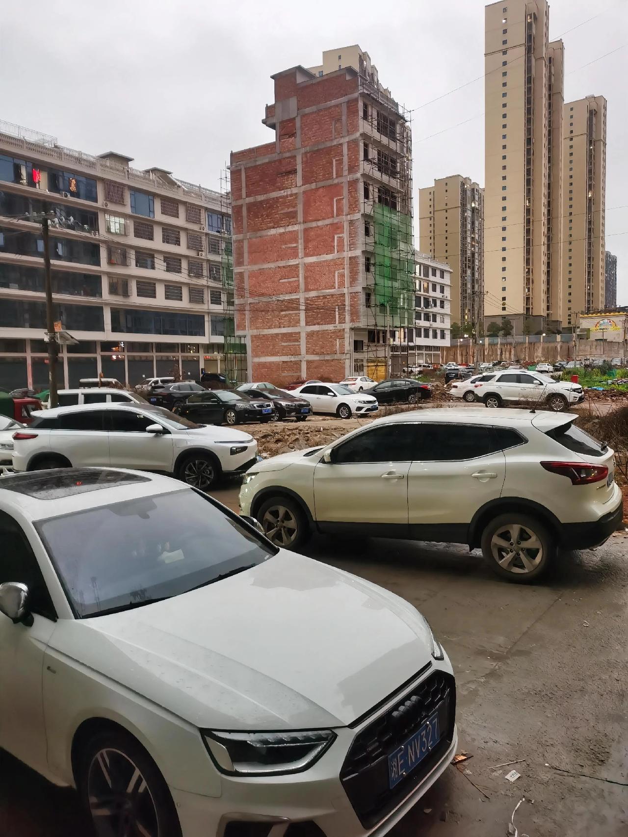 万物浮华，皆为表象！看这个场面，以为是哪一个大公司的停车场，车挤车，见缝插针到无