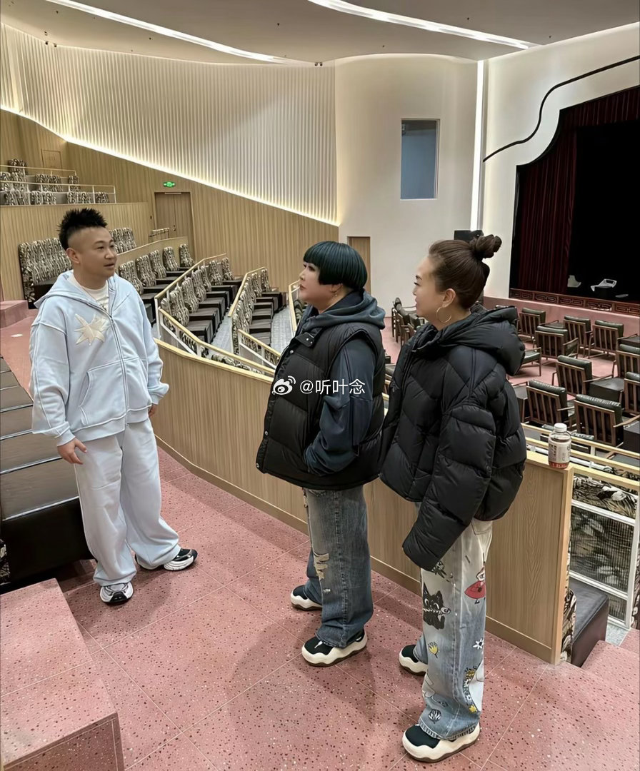 多少有点理解不了郭德纲老婆的打扮，风格看着很清奇啊