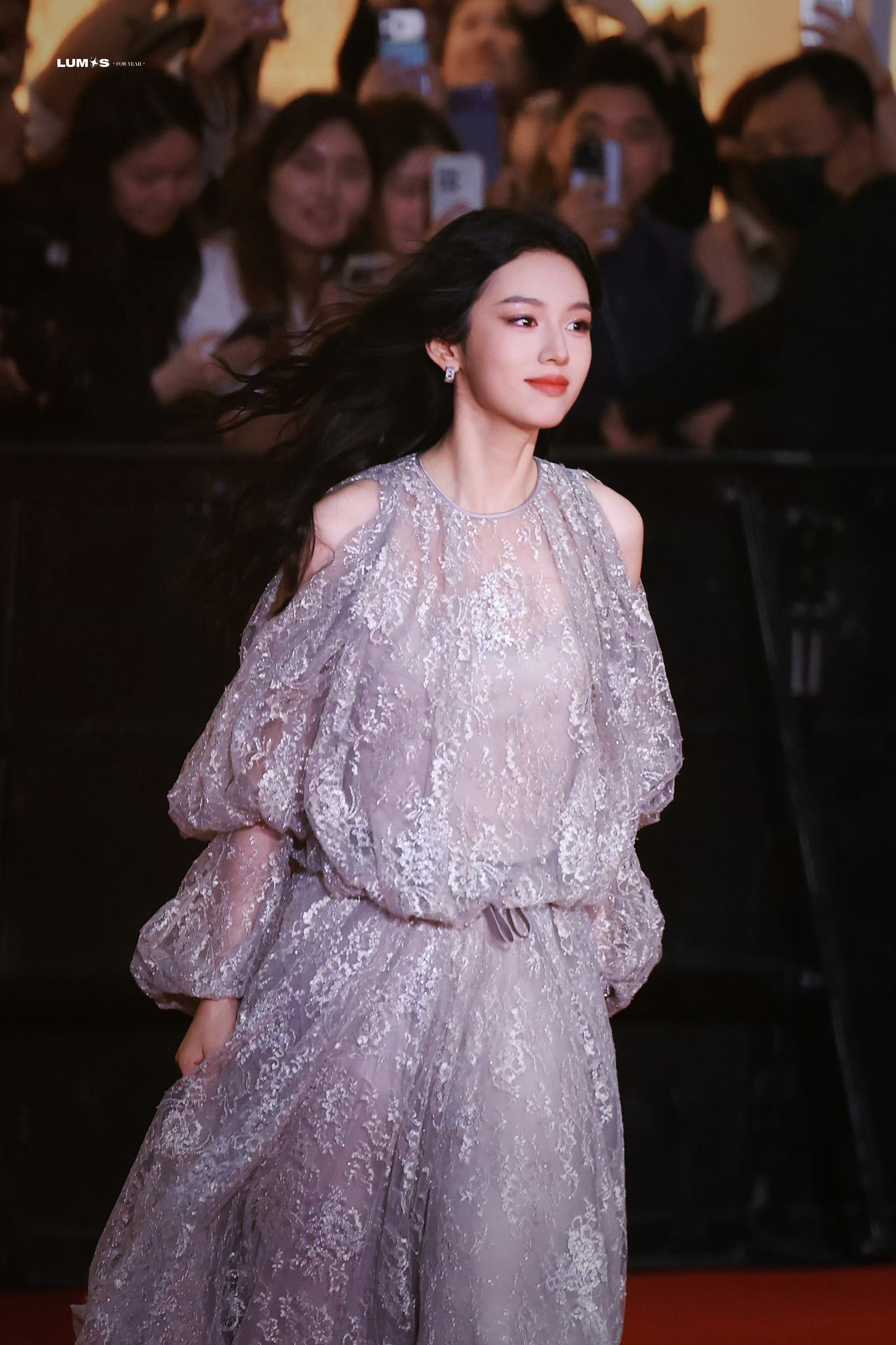 周也260410现代活动-《穿普拉达的女王2》中国首映礼-银裙最喜欢的两张