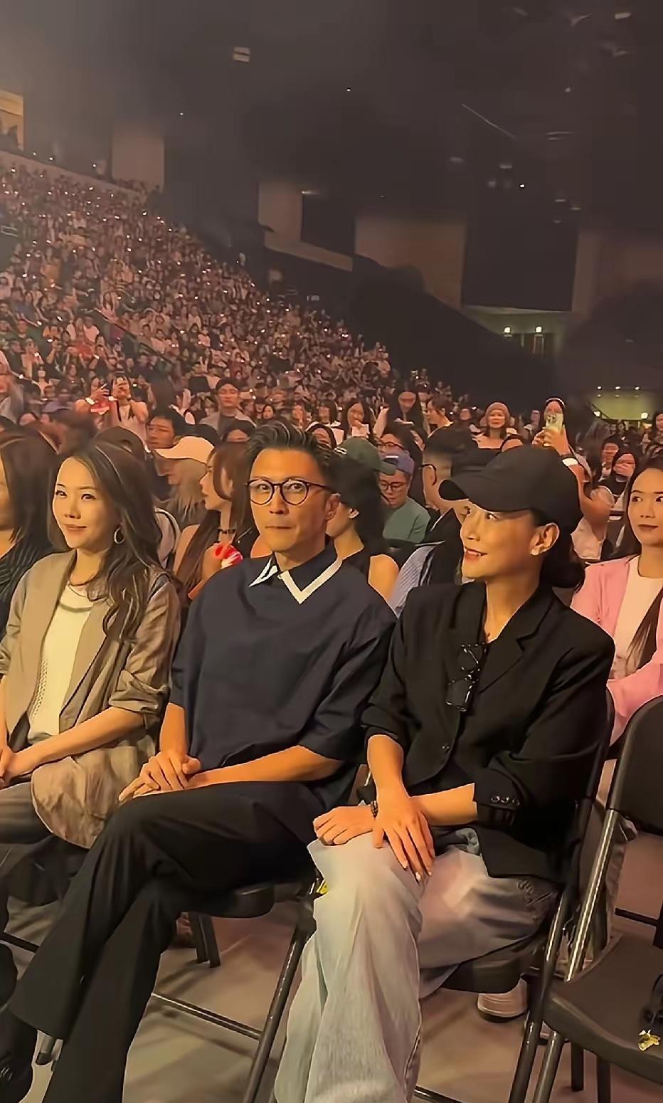 很好奇这个大帅哥是谁，听说是个大明星，好喜欢他的Pol衫啊！感觉太男人了，碎花裙