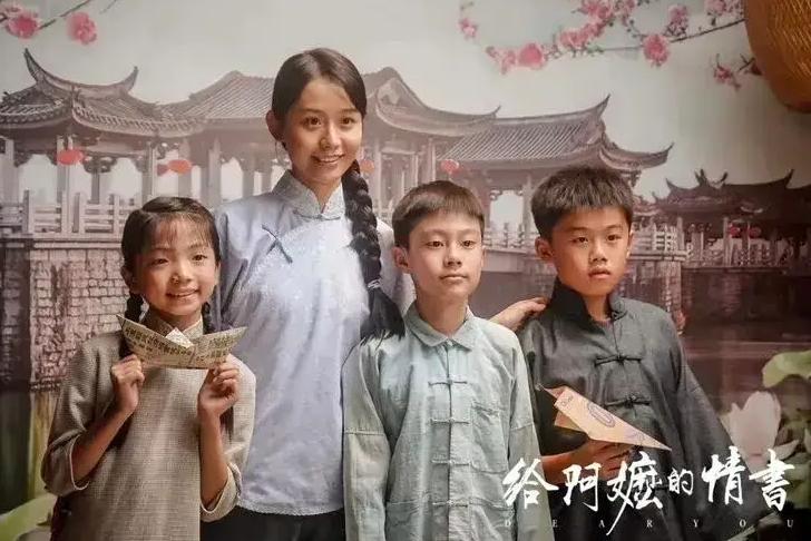 看个电影都能把人看破防，这届“精英”的心理防线，怕是比牛车水的骑楼还脆。事情