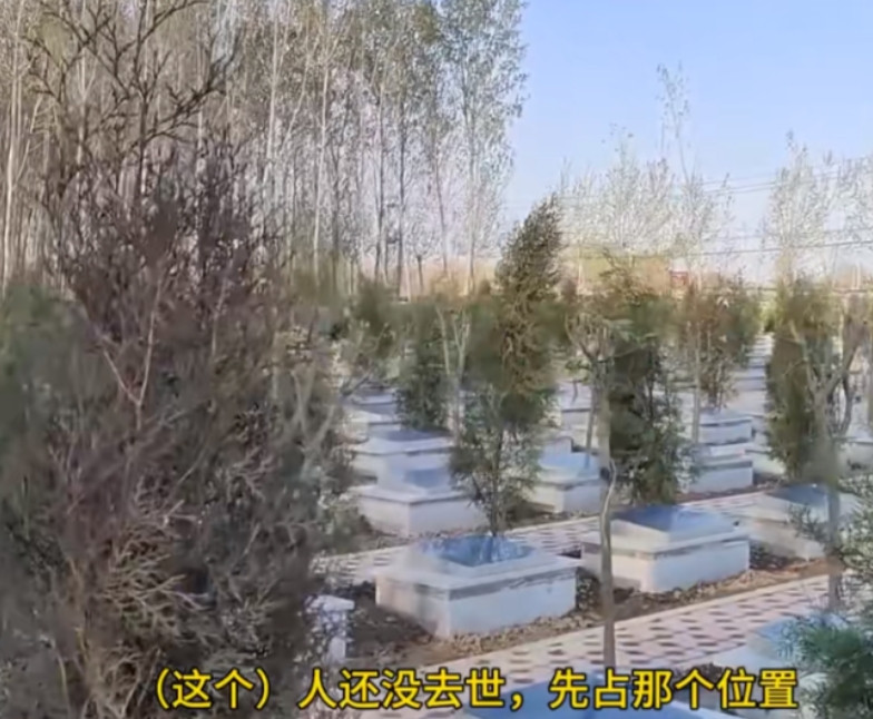 “活人还没走，先抢死人的位置？”江苏泰兴，一女子和家人去给去世三年的婆婆扫墓，刚