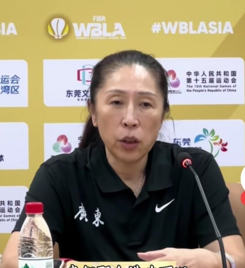 原国家女篮主教练郑薇，华丽转身，再度出山，担任广东东莞新世纪女篮主教练。并于今晚