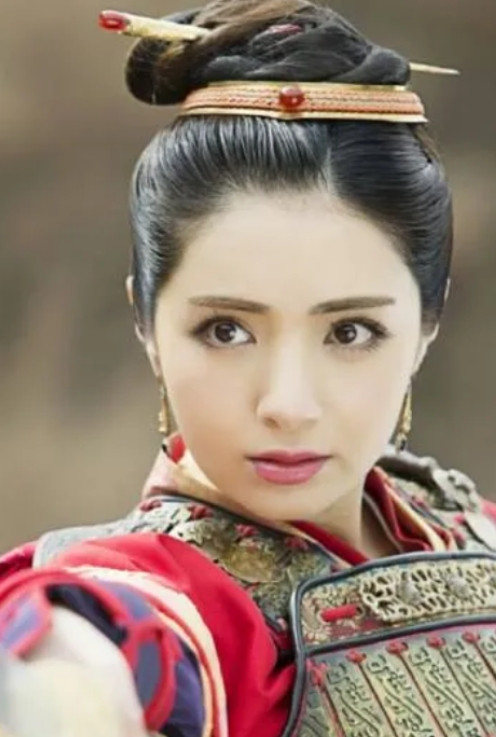 公元前656年，晋献公的宠妾骊姬将毒药放进肉里，随后对下人说：“趁热给君上送去”