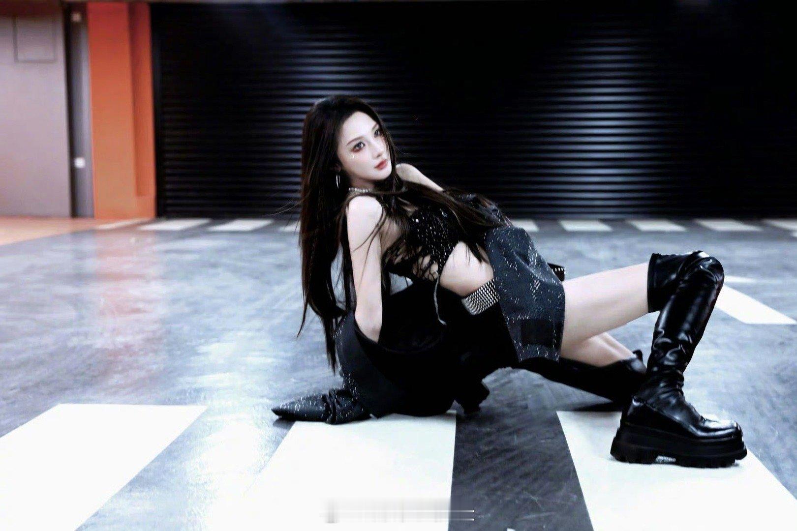 彭小苒抹胸长靴从冬天辣回夏天12月的彭小苒靠造型把温度拉回盛夏！铆钉腰带点缀黑