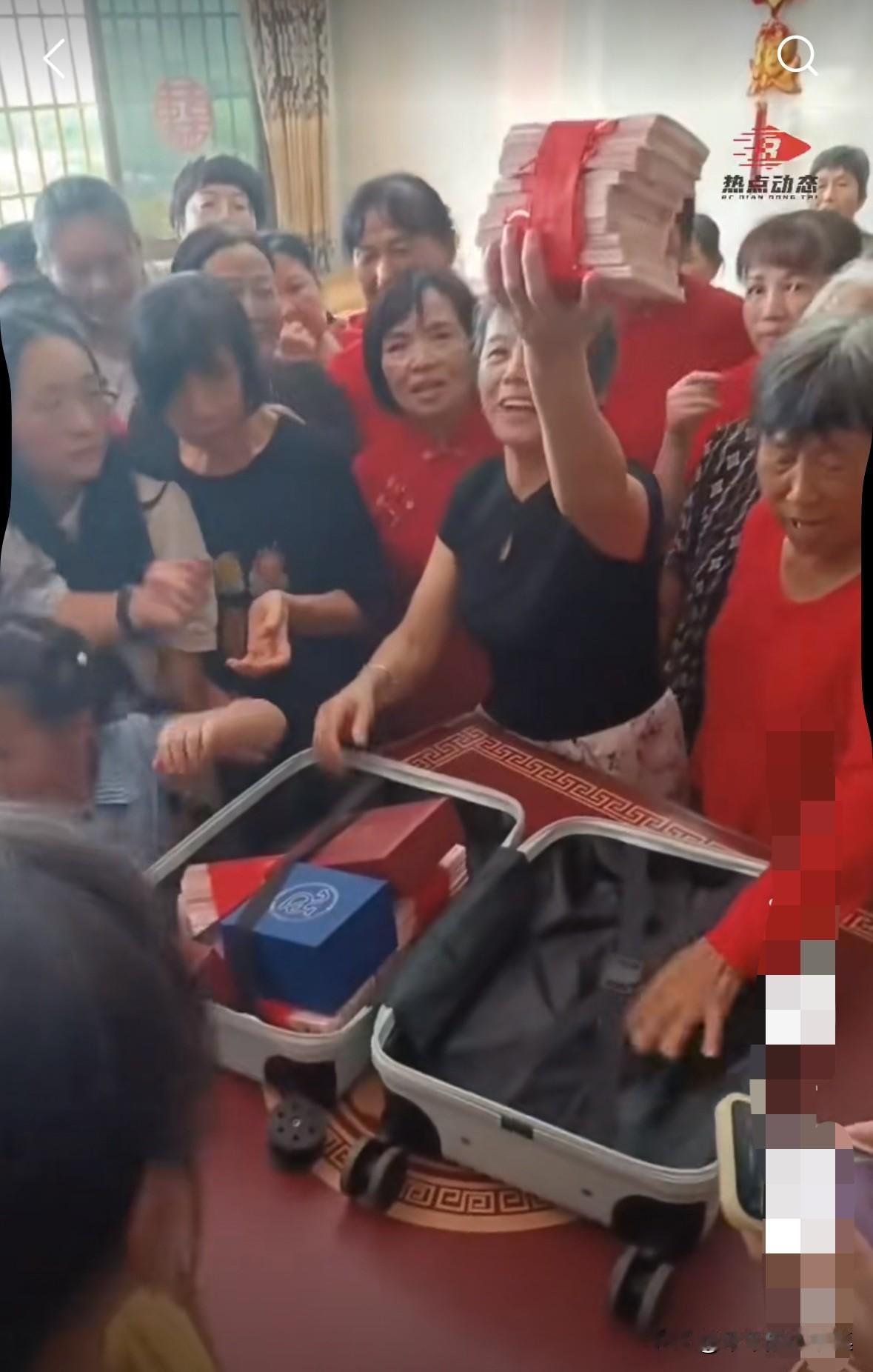 婚礼现场，娘家人现场清点彩礼，新娘母亲还把彩礼高高举起，一共是40万！我觉得不