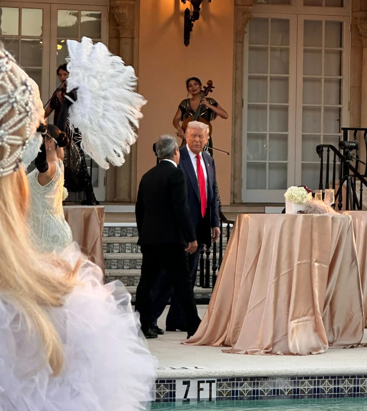 🔻特朗普执政期间，美国民众开始失去食品券福利之时，海湖庄园的甜点盛宴。🔻vi