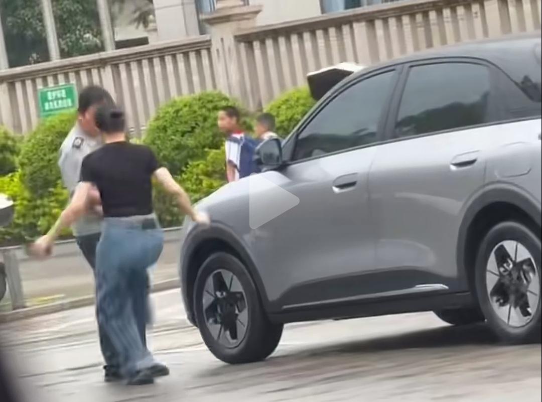 以为大爷好欺负？她抬腿就是一脚，结果大爷一巴掌呼到脸和耳朵上，隔着屏幕看着都疼！