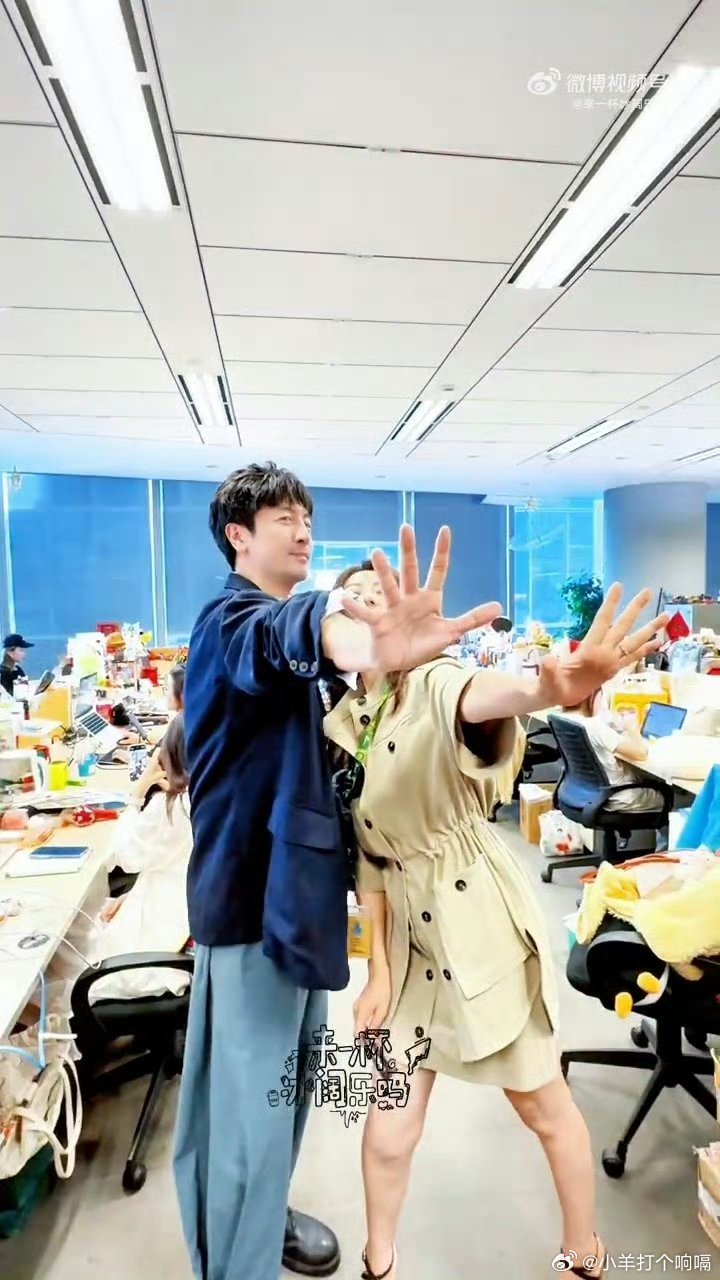 高圆圆张鲁一五连拍高圆圆好张鲁一的贴贴，谁懂这个五连拍真的很让人讨喜诶，这个剧里
