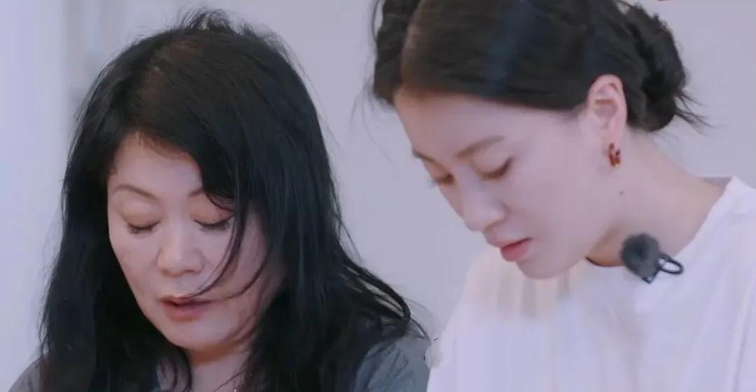 一直觉得李嘉格爸妈是恩爱夫妻，没想到她突然心疼起妈妈来。她爆料妈妈像给爸爸当“妈