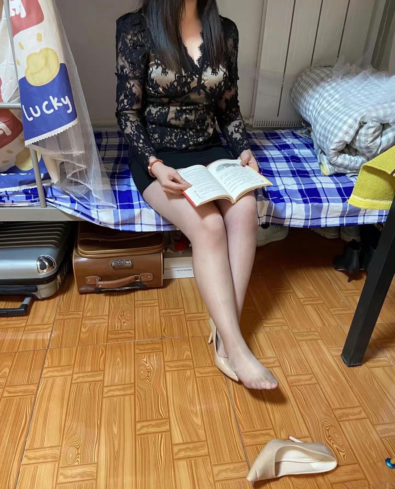 工地回来媳妇在看书这学习呢