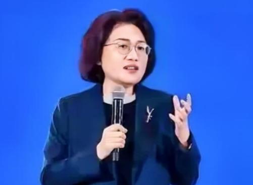 何庭波女士可能怎么也没想到！她信心满满地发布了震惊全球的"韬（τ）定律"，本以