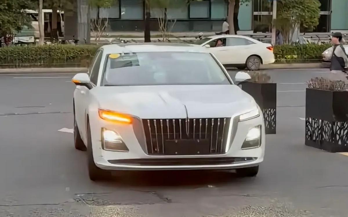 【2026款红旗H5实车曝光，采用红旗H9“同款”前脸设计】近日，2026款红旗