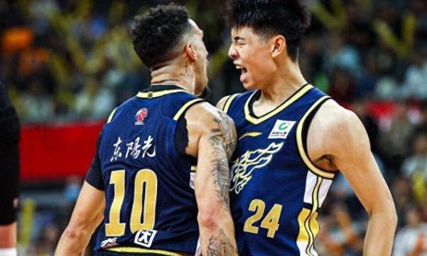 广东传3好消息，让粤迷重新看到冲冠希望开场局面并不好看。广东进攻迟滞，新疆依