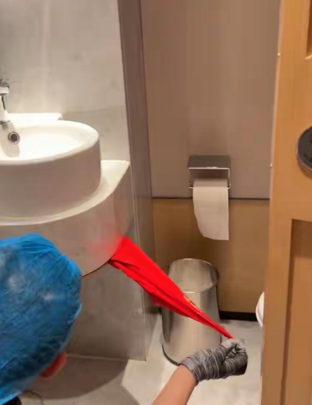 近日，上海毛女士向信网·信号新闻反映，其春节入住沈阳万豪酒店期间，在客房洗手池下