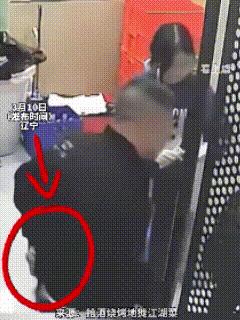 太惊险！辽宁抚顺，烧烤店正正常营业，一男子突然掏出尖刀要捅人，千钧一发之际，老板