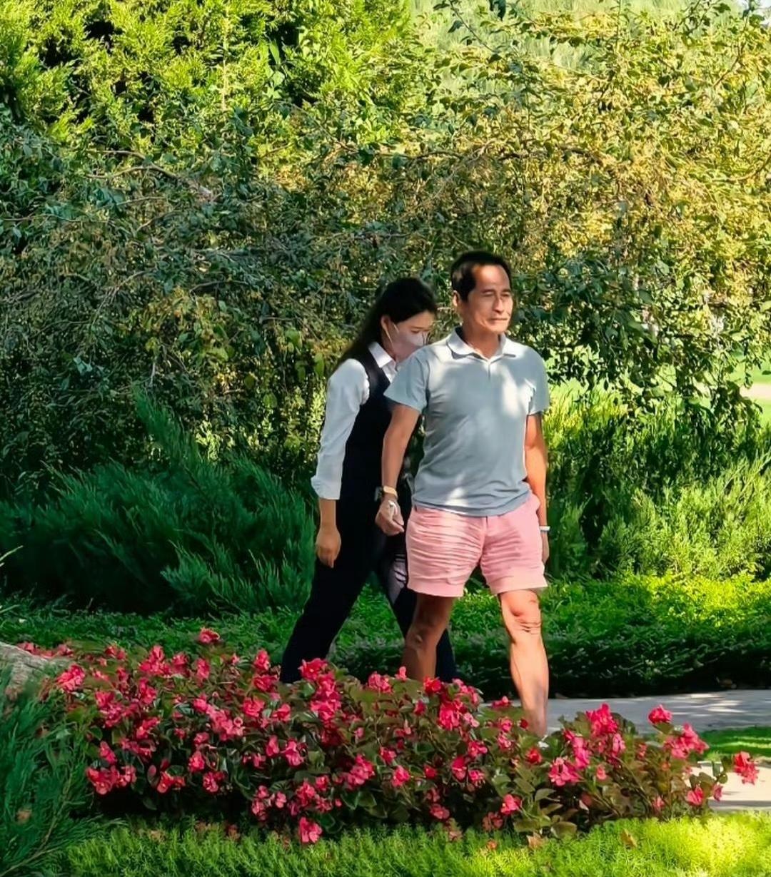 66岁齐秦在北京公园被路人抓拍。皮肤黝黑，肩背还挂着点健硕的劲儿，就是个