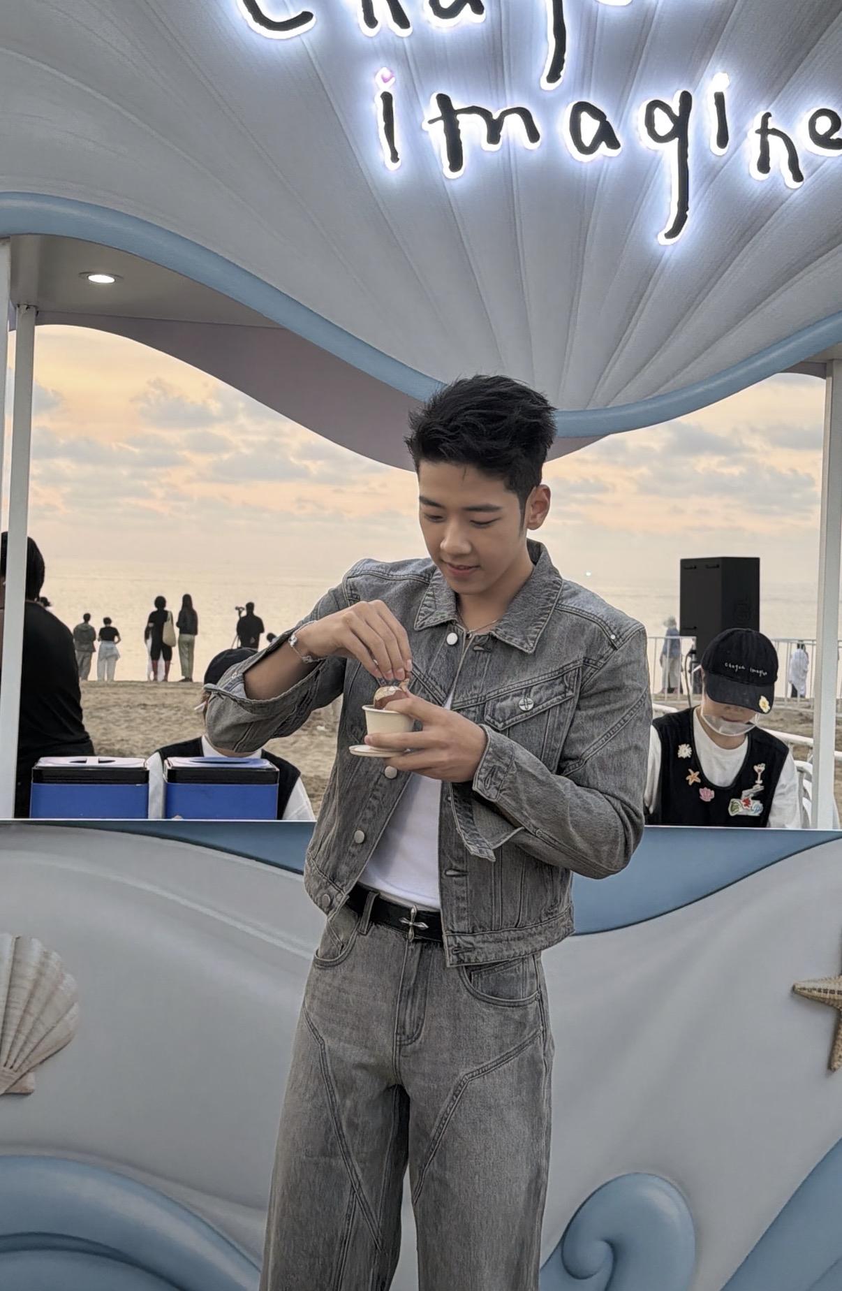 阿那亚看到了郭涛儿子石头郭子睿，这是男大十八变吗？石头变得又高又帅，小时候看起来