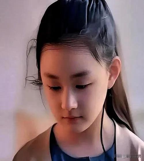 小玥儿以前很少在电视网络露面，主要是她妈妈去世后怕孩子心里受刺激。这几年她慢慢好