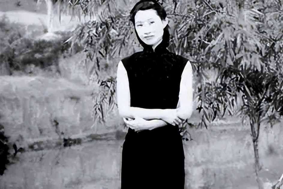 1926年，22岁<em>唐怡莹</em>和25岁张学良谈笑风生。几天后，她又和军阀儿子卢筱嘉走到