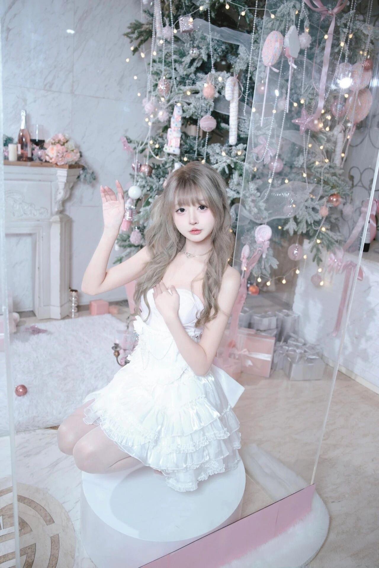 梦幻圣诞少女，甜美装扮，温馨氛围