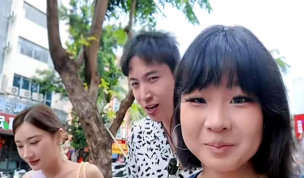 张九龄偷喝栾云平一口椰子水，他闺女当场笑瘫在地，腰都直不起来。栾云平蹲下身