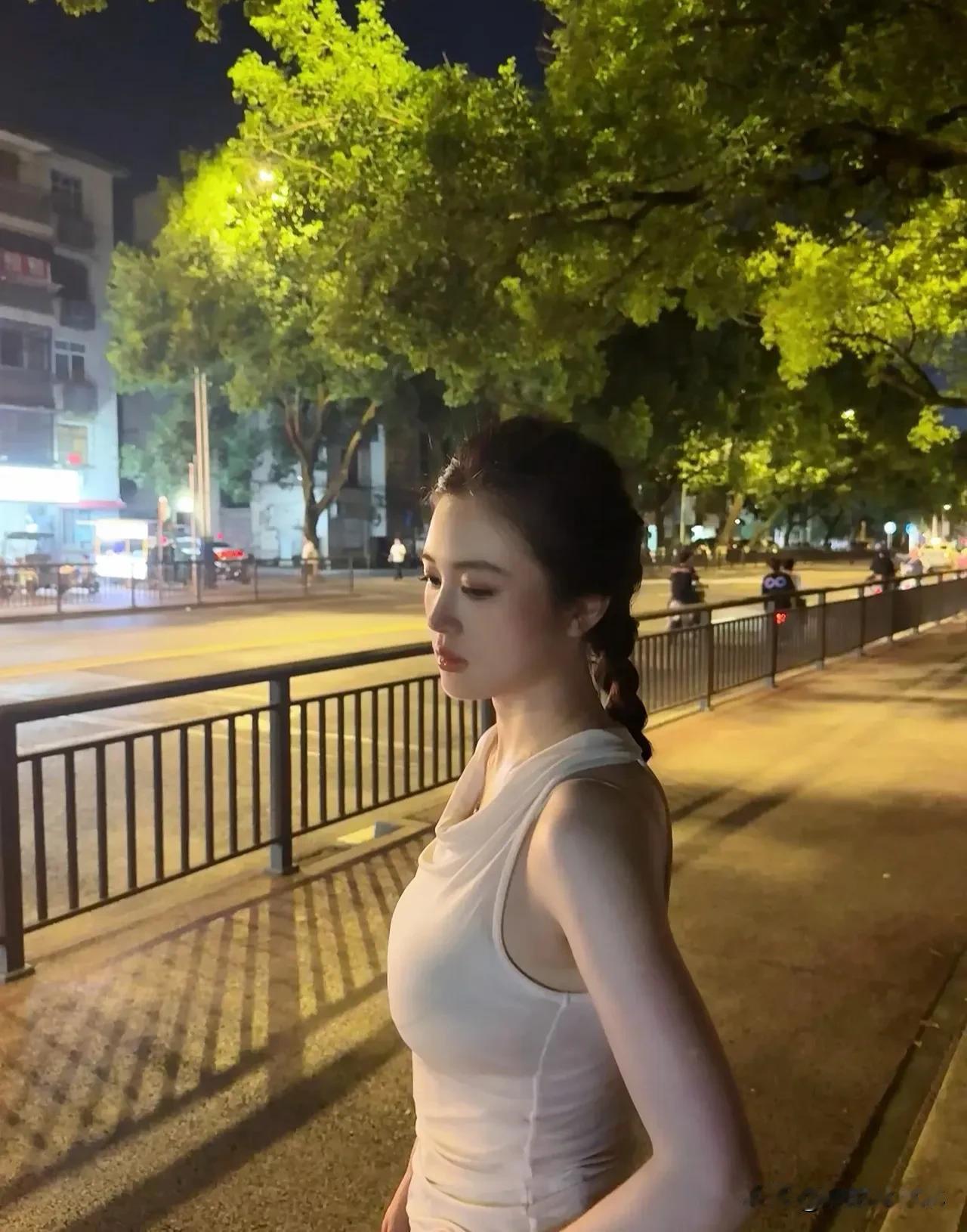 霓虹微光映照，成熟魅力悄然流露。每个转身都是自信的缩影。不为取悦谁，只