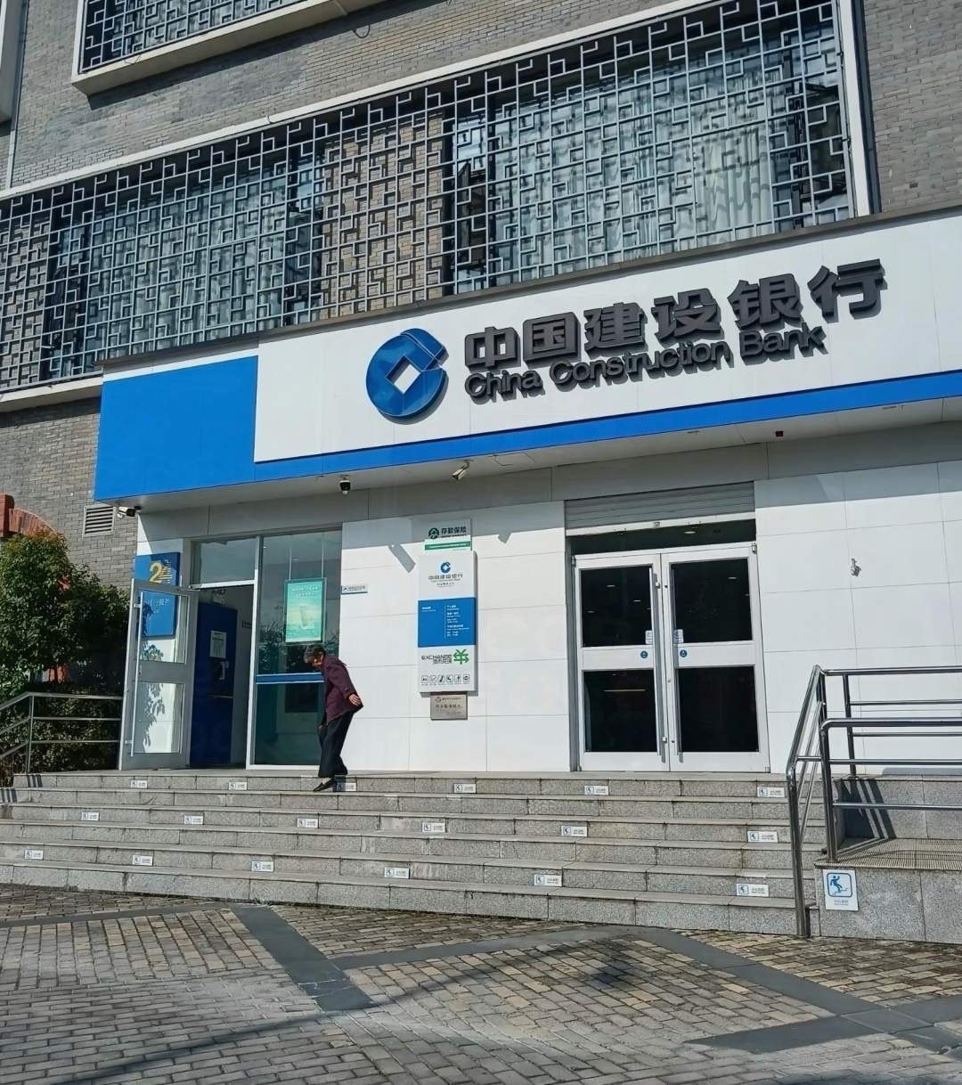 这下建设银行彻底出名了！全国人民都知道了，起因是一律师去取钱，结果银行不仅问律师