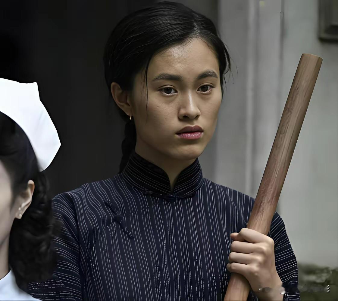 1950年，吴石预感到即将出事1950年，台湾。国民党高官吴石拿出两根金条，