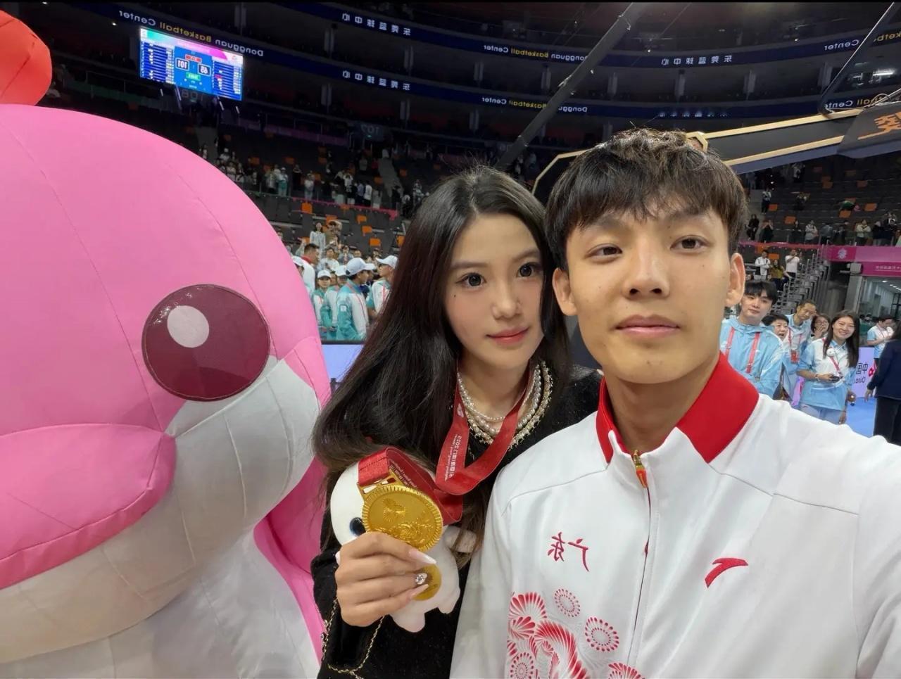 徐杰夺冠后，女朋友随之出境，学校再次被球迷纠缠徐杰还没有结婚，就跟有些媒体人