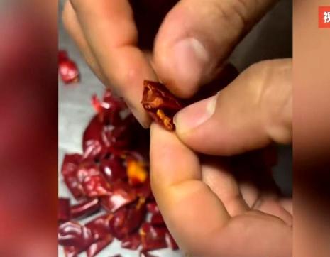 奇了怪了！一东北厨师做菜经常被顾客投诉菜咸，可怎么找都找不出原因，让这位有10多