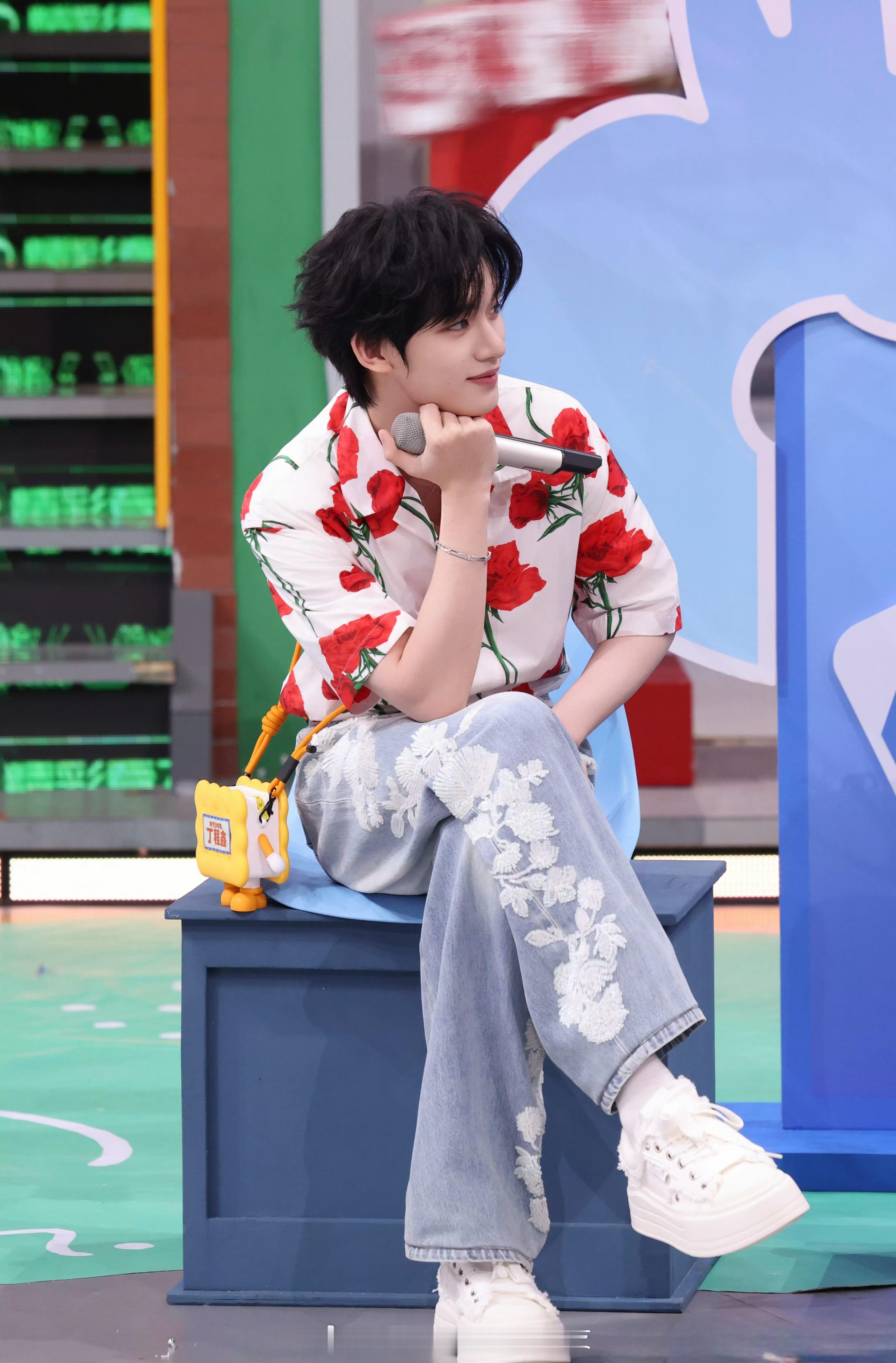 丁程鑫《你好星期六》全新造型图集，Kenzo2026春夏系列繁花印花衬衫与EL