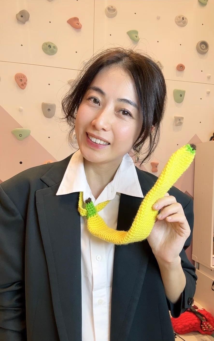 这个针织事业真是被她玩出花了！8月31日，富婆甘比格外开心的给大家分享了自己在