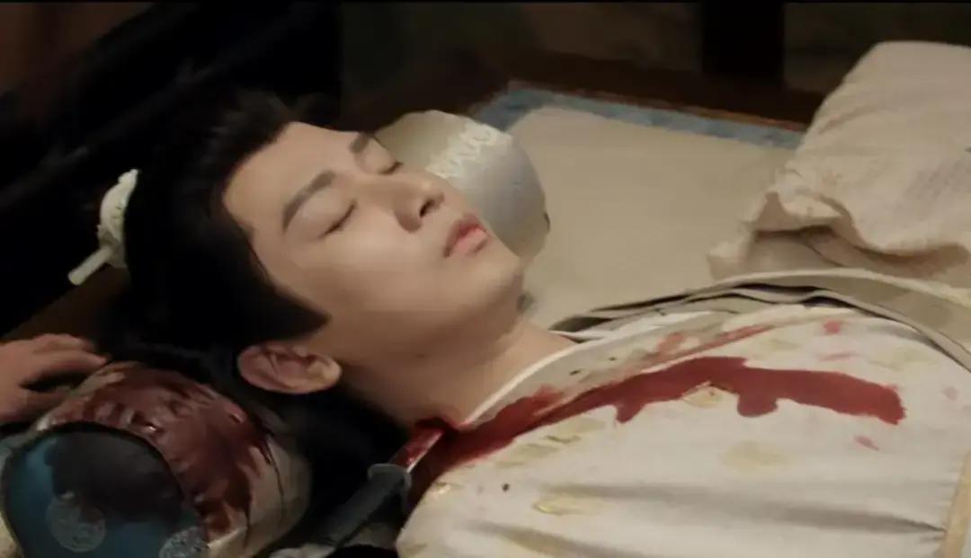 昨晚追《长安二十四计》，第五集刚看完：男主被亲叔一刀钉在肩膀，血条瞬间见底。