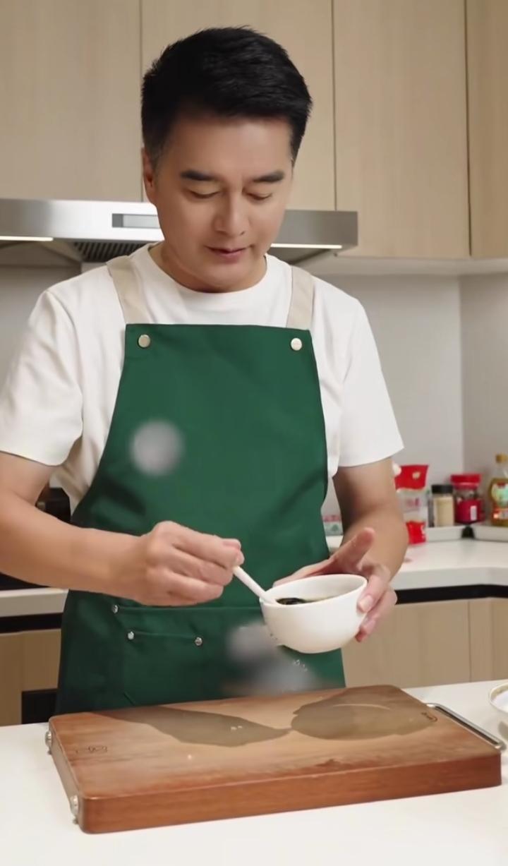 许亚军和现任妻子的生活和和睦睦、幸福美满，许亚军担任家庭煮夫，做了各种各样的美食