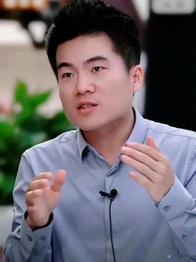 董宇辉终于揭开了那层遮羞布！最近的一次访谈中，主持人问他谁是他的伯乐，他没有感谢