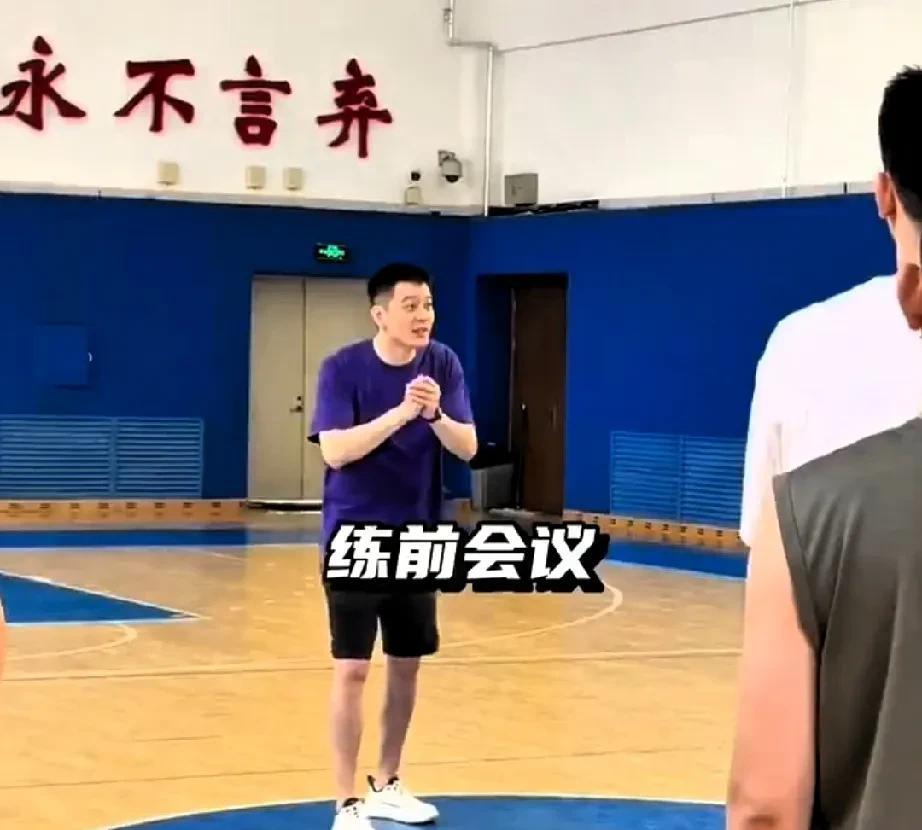 辽宁男篮夏训正式开始！杨鸣亲自带队，证明一点：续约合同已完成，另外，青年队球员参