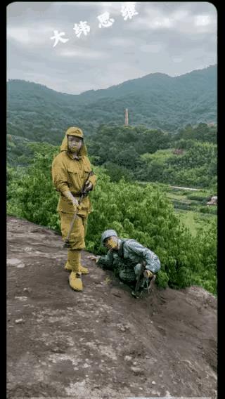 这导演的脑回路真是无敌了！拍摄现场，大白天，一个扮演的日本鬼子正在山路上站岗放