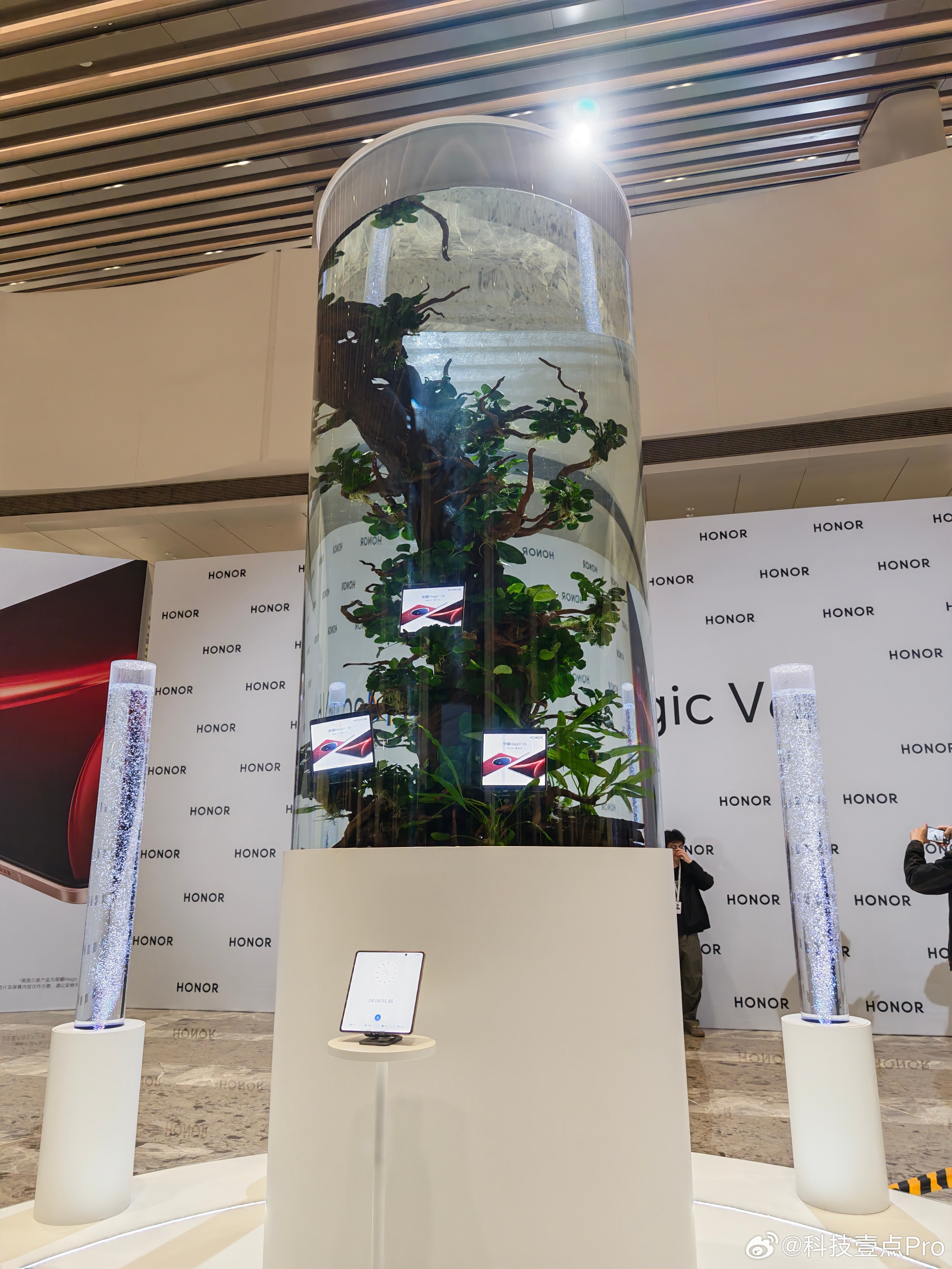 到荣耀MagicV6发布会现场了，一进场馆就看到各种设施在“虐待”荣耀Magi