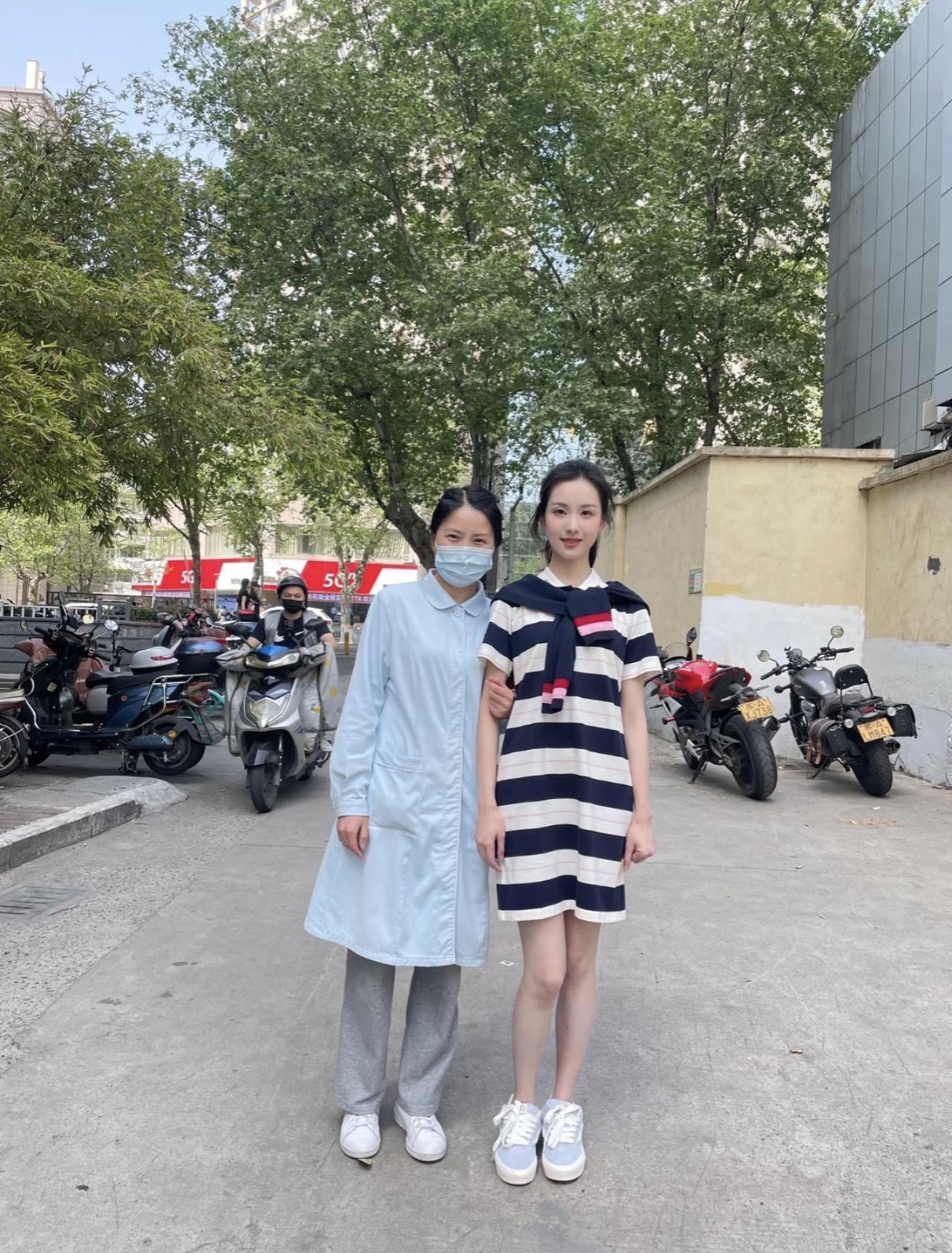 陈都灵的旧照，被旁边小姐姐偶遇到，两人还合影了，好羡慕她啊。漂亮的嘟嘟，人很