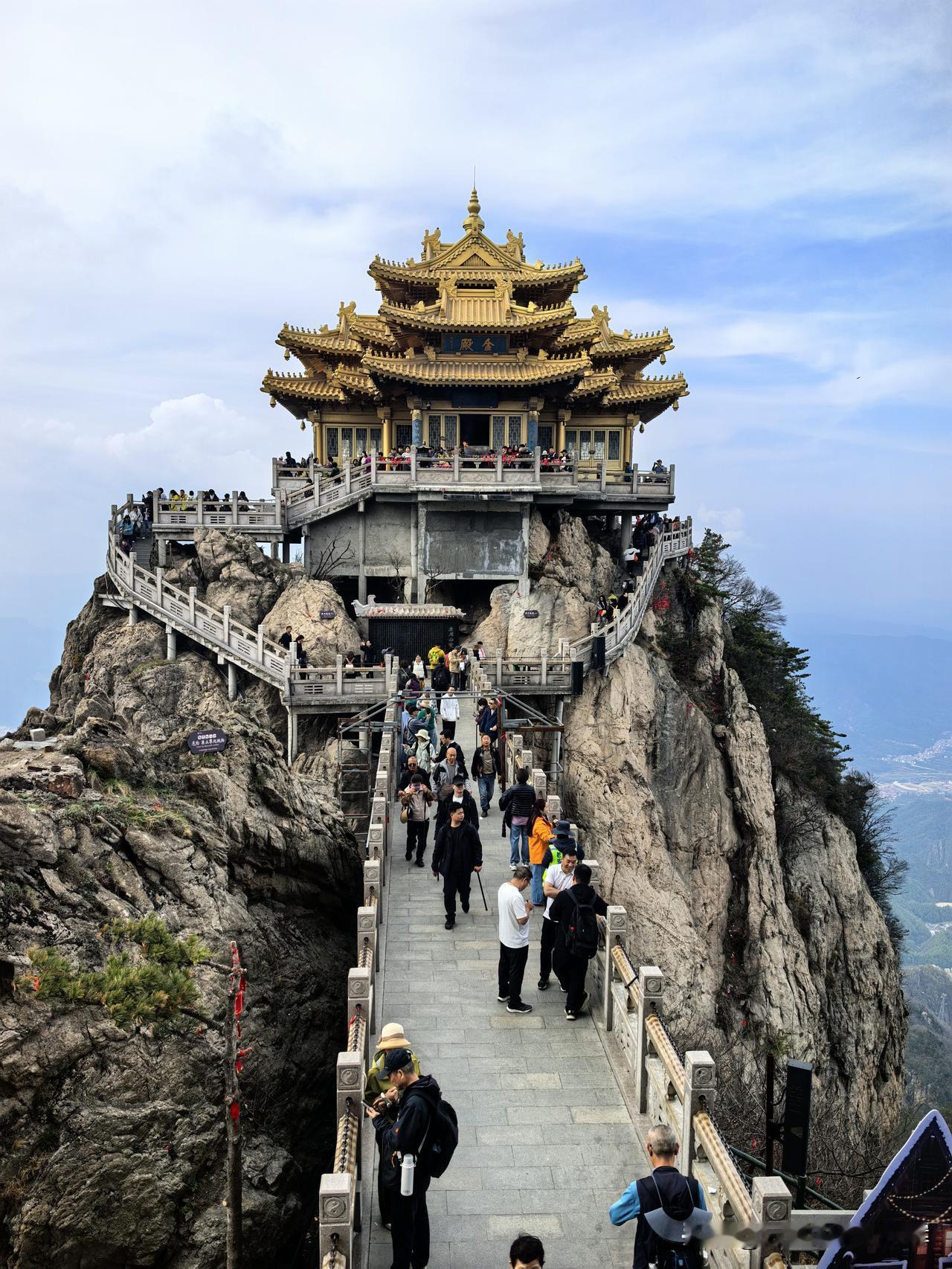 昨日，我耗费一整天的时间前往洛阳老君山游览。金顶建筑群着实不错，我尤其钟情于那座