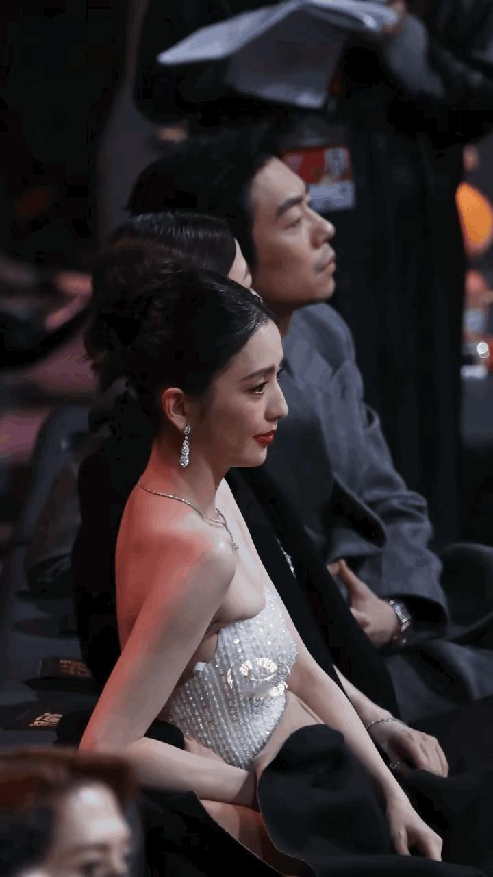 恨天高已经够女星们受罪了，现在的礼服也是。印象中佟丽娅就是个瘦竹杆，这么瘦的身材