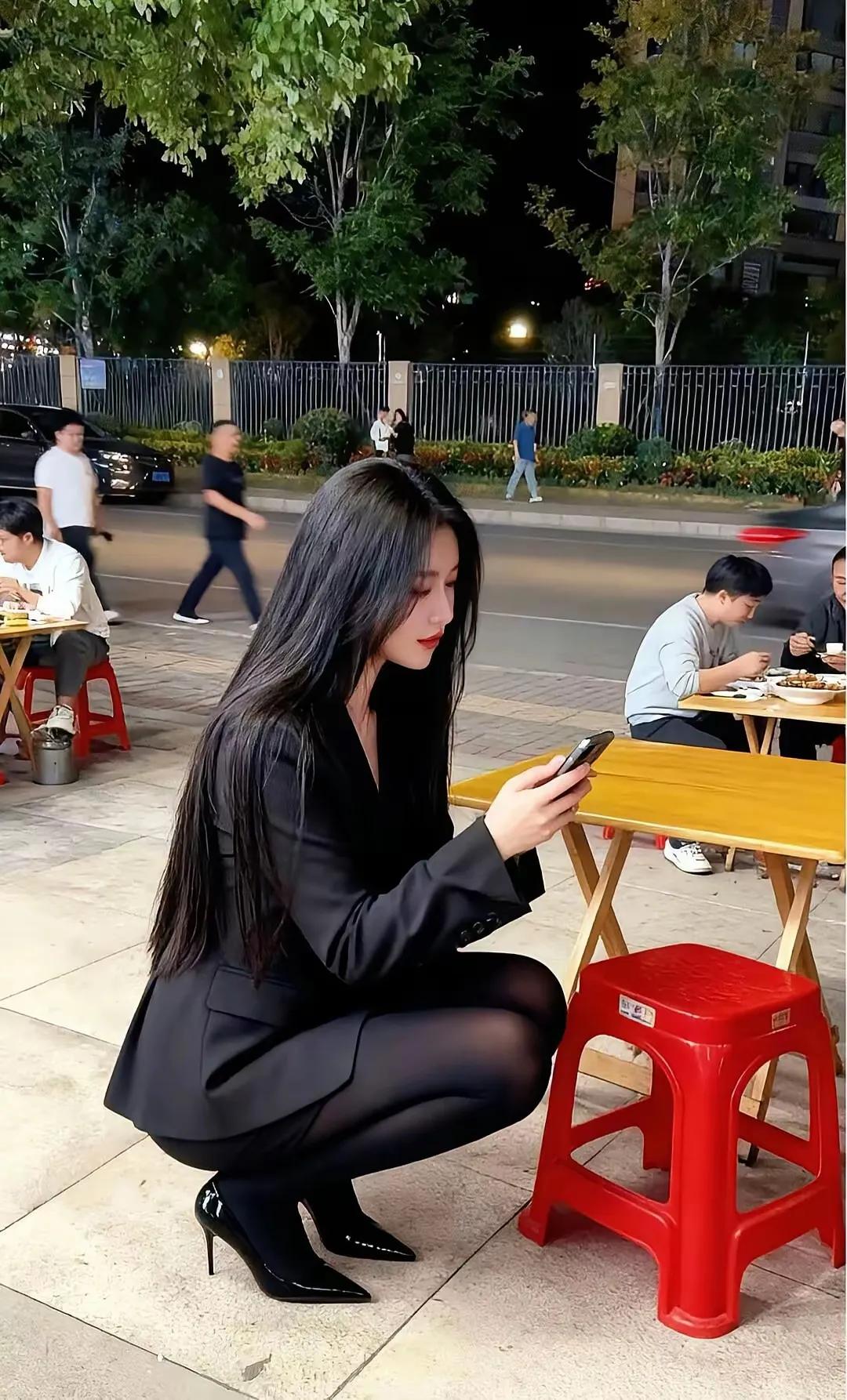 都市夜晚的街头，优雅白领低头看手机，街边小吃摊灯火通明。