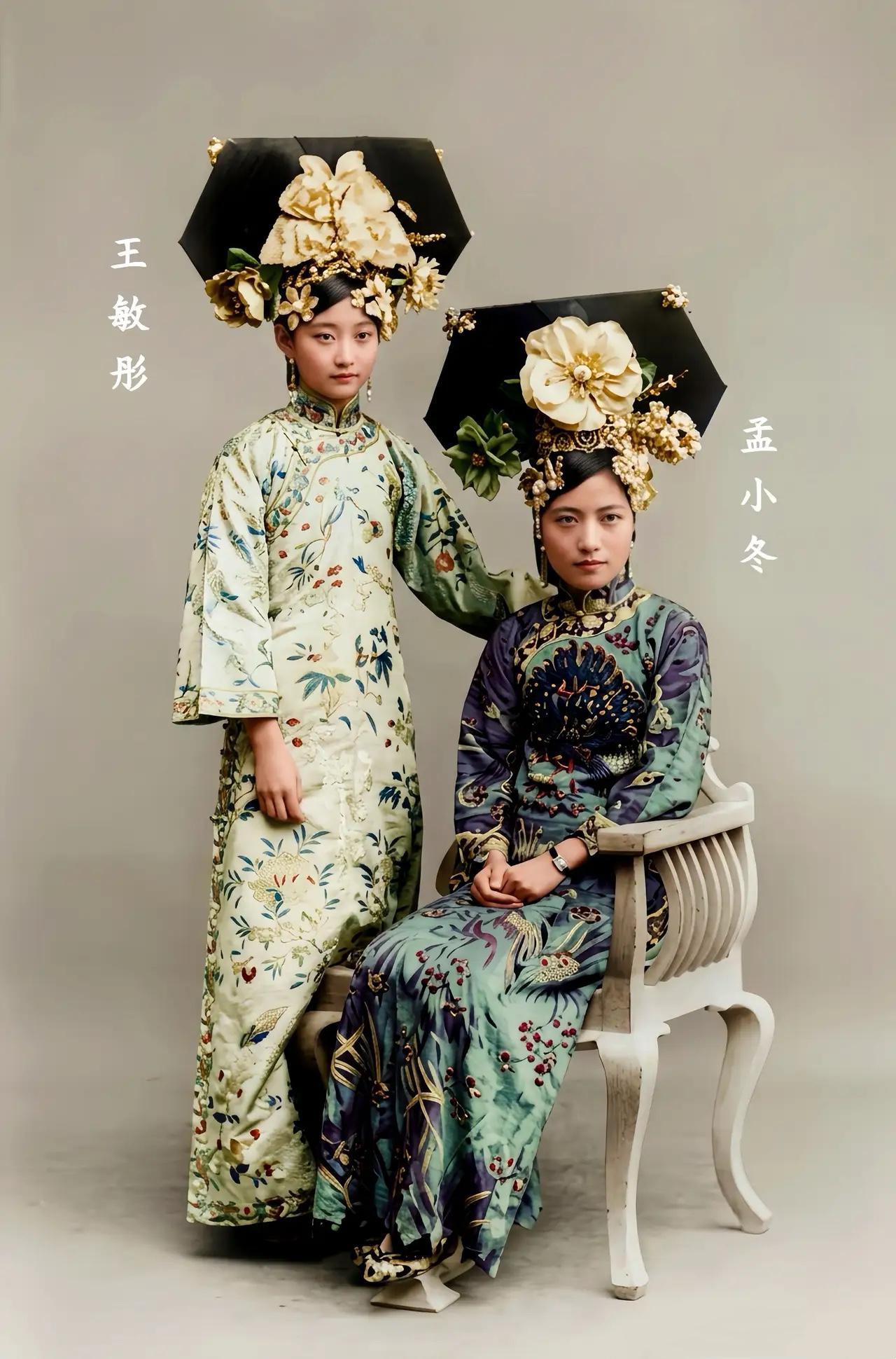 这是孟小冬与晚清格格王敏彤的合影照，王敏彤本名完颜童记，人称“大格格”，皇后婉容