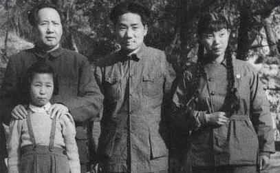 贫穷可以让人卑微到什么地步？1946年，毛主席家的窗户坏了，请了一个50多岁的老