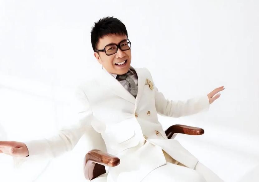 2004年，凭借一首《两只蝴蝶》，庞龙一夜爆红，这首歌更被曝创造了2.4亿元的商