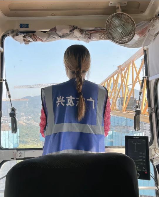 36岁塔吊女司机遭工地清退，四个月两万五工资分文未结。她没有哭闹，将安全帽丢进垃