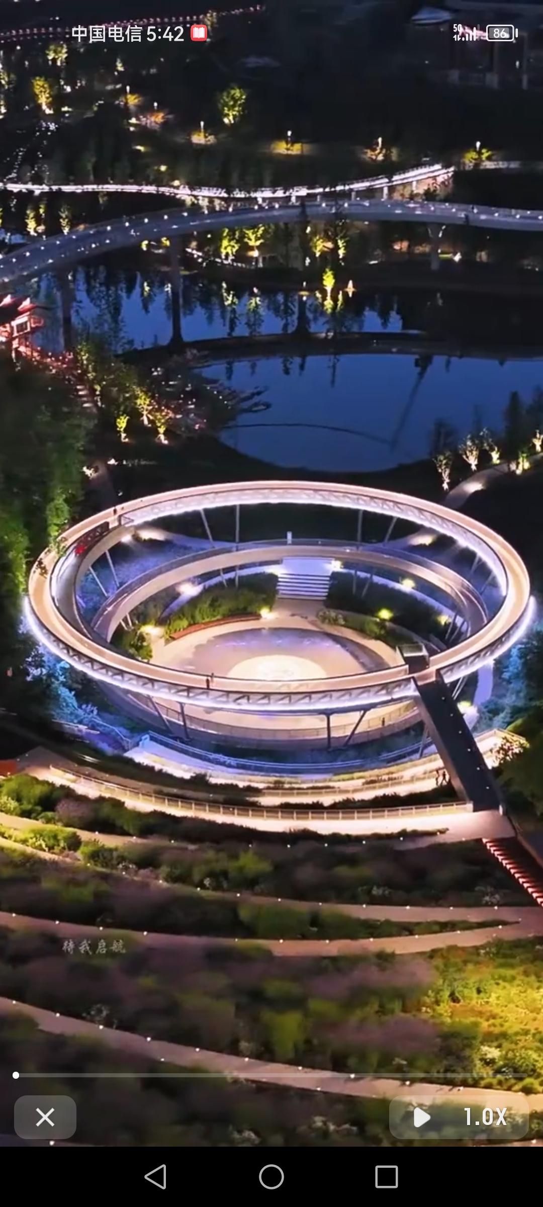 万华陆心公园的夜景简直绝了！那圆环形灯饰的灯光，把未来感的轮廓勾勒得超清晰，每一
