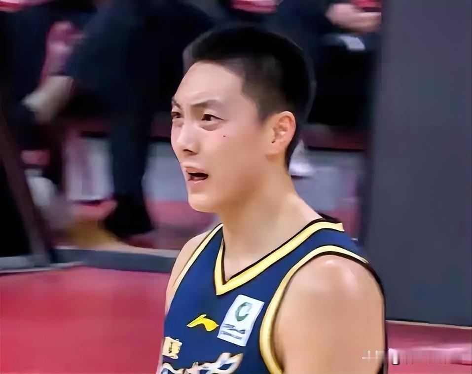胡明轩位置不保？不是徐杰出色，而是杜峰赛后的这个表态。cba联赛第十一轮，广东